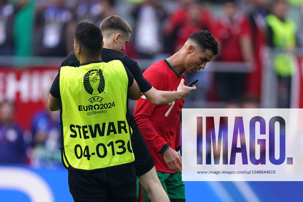 2024-06-22 Turkiye v Portugal - Group F - UEFA EURO, EM, Europameisterschaft,Fussball 2024 DORTMUND, GERMANY - JUNE 22: Cristiano Ronaldo of Portugal with pitch invader during the Group F - UEFA EURO 2024 match between Turkiye and Portugal at BVB Stadion Dortmund on June 22, 2024 in Dortmund, Germany. (Photo by Joris Verwijst BSR Agency) Dortmund Germany Content not available for redistribution in The Netherlands directly or indirectly through any third parties.