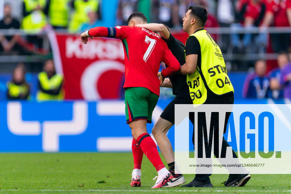 2024-06-22 Turkiye v Portugal - Group F - UEFA EURO, EM, Europameisterschaft,Fussball 2024 DORTMUND, GERMANY - JUNE 22: Cristiano Ronaldo of Portugal is seen with a pitch invader while a steward is seen in action during the Group F - UEFA EURO 2024 match between Turkiye and Portugal at BVB Stadion Dortmund on June 22, 2024 in Dortmund, Germany. (Photo by Joris Verwijst BSR Agency) Dortmund Germany Content not available for redistribution in The Netherlands directly or indirectly through any third parties.