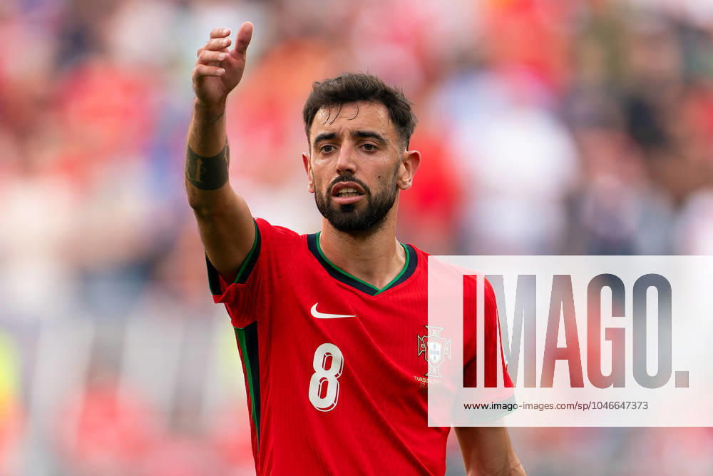 2024-06-22 Turkiye v Portugal - Group F - UEFA EURO, EM, Europameisterschaft,Fussball 2024 DORTMUND, GERMANY - JUNE 22: Bruno Fernandes of Portugal coaches his teammates during the Group F - UEFA EURO 2024 match between Turkiye and Portugal at BVB Stadion Dortmund on June 22, 2024 in Dortmund, Germany. (Photo by Joris Verwijst BSR Agency) Dortmund Germany Content not available for redistribution in The Netherlands directly or indirectly through any third parties.