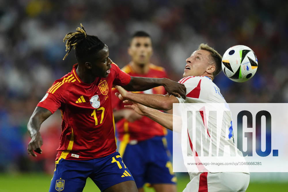Spain v Italy: Group B - UEFA EURO, EM, Europameisterschaft,Fussball 2024 Nico Williams left winger of Spain and Athletic Club Bilbao and Davide Frattesi central midfield of Italy and Inter Milan compete for the ball during the UEFA EURO 2024 group stage match between Spain and Italy at Arena AufSchalke on June 20, 2024 in Gelsenkirchen, Germany. Gelsenkirchen Germany