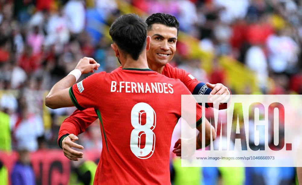 Fussball, Europameisterschaft, EURO 2024, Gruppe F, Signal-Iduna-Park Dortmund: Türkei - Portugal 0:3; Jubel Bruno Fernandes (POR) nach seinem Tor zum 0:3, zusammen mit Cristiano Ronaldo (POR). Jubel, Freude, Aktion.
