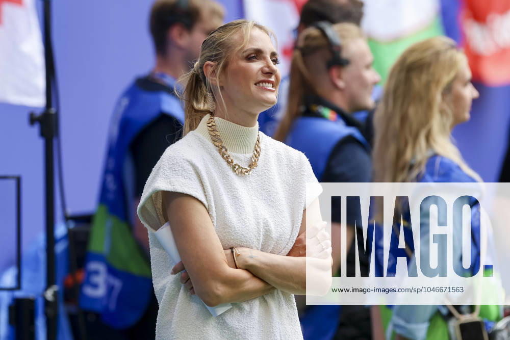Moderatorin Anna Kraft (RTL und Magenta TV) schaut, , , , 22.06.2024, , .