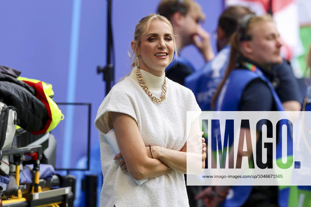 Moderatorin Anna Kraft (RTL und Magenta TV) schaut, , , , 22.06.2024, , .