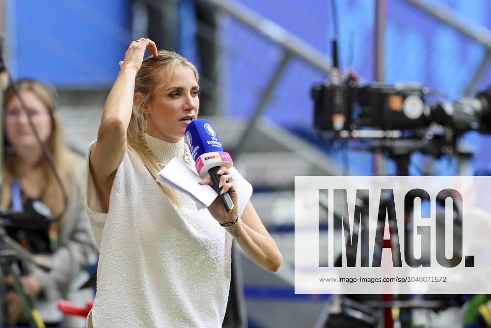 Moderatorin Anna Kraft (RTL und Magenta TV) gestikuliert, , , , 22.06.2024, , .