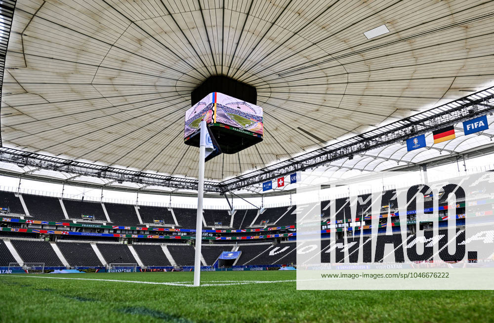 Fussball EM 2024, Schweiz - Deutschland,, v.l. Frankfurt Arena geschlossenes Stadiondach Dach Deutsche Bank Park Waldstadion Frankfurt Arena Stadionansicht Innenraum, Rasen, Tribuene mit geschlossenen Dach Stadiondach Tribüne Frankfurt am Main