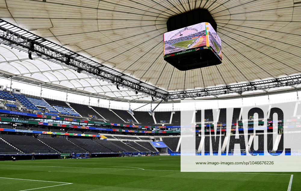Fussball EM 2024, Schweiz - Deutschland,, v.l. Frankfurt Arena geschlossenes Stadiondach Dach Deutsche Bank Park Waldstadion Frankfurt Arena Stadionansicht Innenraum, Rasen, Tribuene mit geschlossenen Dach Stadiondach Tribüne Frankfurt am Main