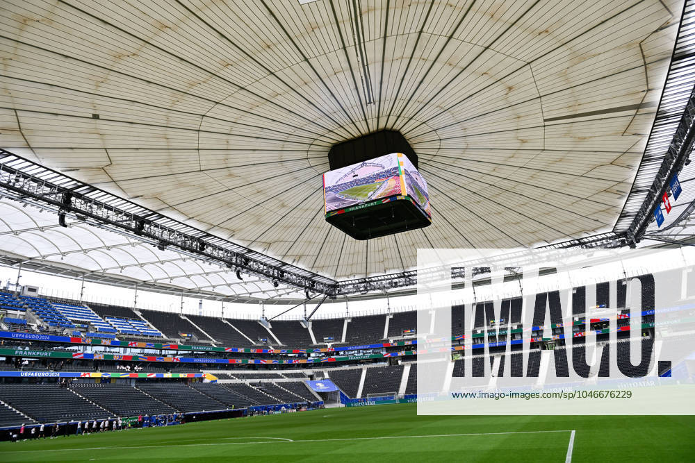 Fussball EM 2024, Schweiz - Deutschland,, v.l. Frankfurt Arena geschlossenes Stadiondach Dach Deutsche Bank Park Waldstadion Frankfurt Arena Stadionansicht Innenraum, Rasen, Tribuene mit geschlossenen Dach Stadiondach Tribüne Frankfurt am Main