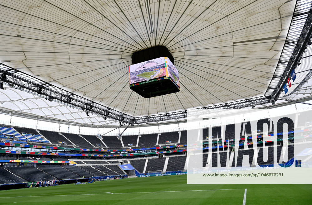Fussball EM 2024, Schweiz - Deutschland,, v.l. Frankfurt Arena geschlossenes Stadiondach Dach Deutsche Bank Park Waldstadion Frankfurt Arena Stadionansicht Innenraum, Rasen, Tribuene mit geschlossenen Dach Stadiondach Tribüne Frankfurt am Main