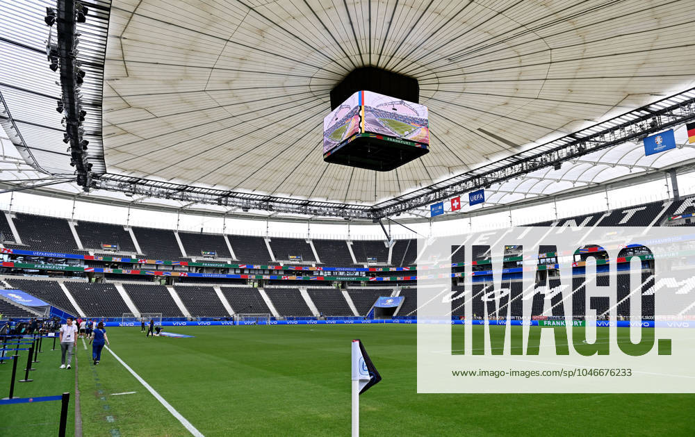 Fussball EM 2024, Schweiz - Deutschland,, v.l. Frankfurt Arena geschlossenes Stadiondach Dach Deutsche Bank Park Waldstadion Frankfurt Arena Stadionansicht Innenraum, Rasen, Tribuene mit geschlossenen Dach Stadiondach Tribüne Frankfurt am Main