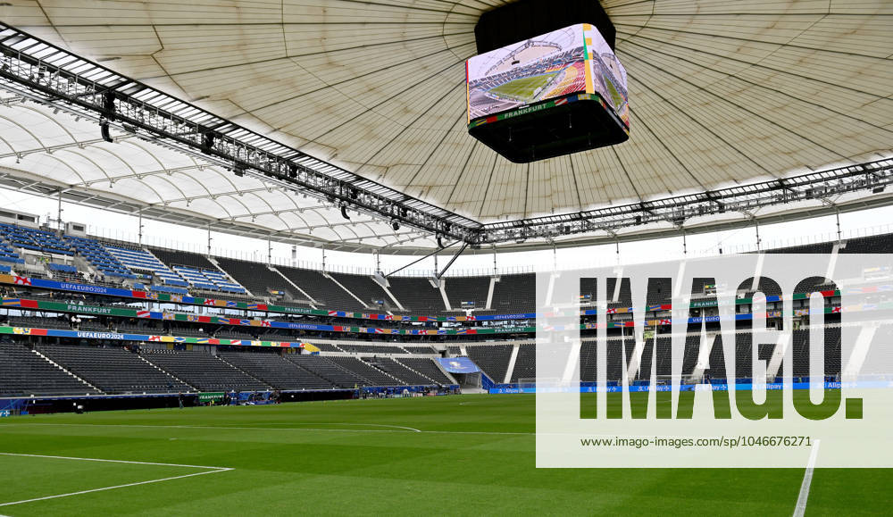 Fussball EM 2024, Schweiz - Deutschland,, v.l. Frankfurt Arena geschlossenes Stadiondach Dach Deutsche Bank Park Waldstadion Frankfurt Arena Stadionansicht Innenraum, Rasen, Tribuene mit geschlossenen Dach Stadiondach Tribüne Frankfurt am Main