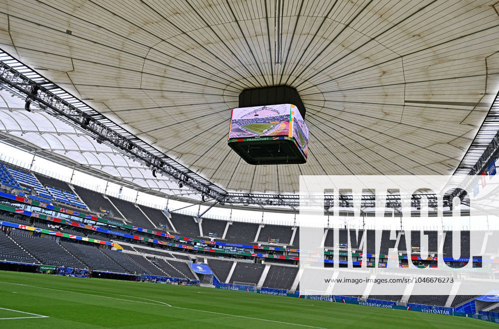 Fussball EM 2024, Schweiz - Deutschland,, v.l. Frankfurt Arena geschlossenes Stadiondach Dach Deutsche Bank Park Waldstadion Frankfurt Arena Stadionansicht Innenraum, Rasen, Tribuene mit geschlossenen Dach Stadiondach Tribüne Frankfurt am Main