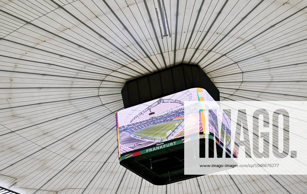 Fussball EM 2024, Schweiz - Deutschland,, v.l. Frankfurt Arena geschlossenes Stadiondach Dach Deutsche Bank Park Waldstadion Frankfurt Arena Stadionansicht Innenraum, Rasen, Tribuene mit geschlossenen Dach Stadiondach Tribüne Frankfurt am Main