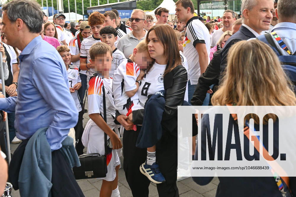 Fussball EM 2024, Schweiz - Deutschland,, v.l. Jessica Kroos mit Kindern (Ehefrau von Toni Kroos (Deutschland, 8) ) Frankfurt am Main