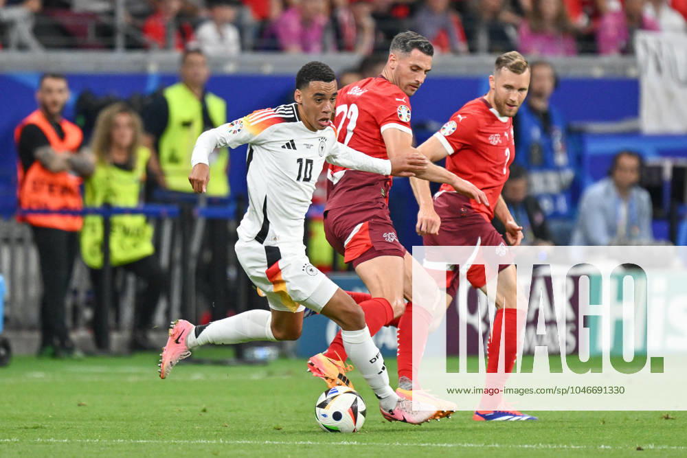 Fussball EM 2024, Schweiz - Deutschland,, v.l. Jamal Musiala (Deutschland, 10), Fabian Schaer (Schweiz, 22) Zweikampf, Duell, Kampf, tackle Frankfurt am Main
