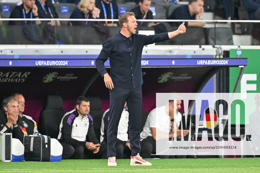 Fussball EM 2024, Schweiz - Deutschland,, v.l. Julian Nagelsmann (Deutschland, Trainer) gibt Anweisungen, gestikuliert mit den Armen, gesticulate, gives instructions Frankfurt am Main