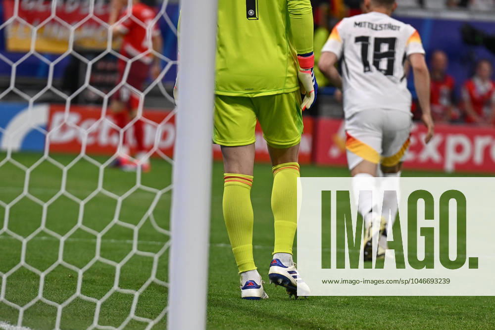 Fussball EM 2024, Schweiz - Deutschland,, v.l. Waden von Manuel Neuer (Deutschland, 1) Frankfurt am Main