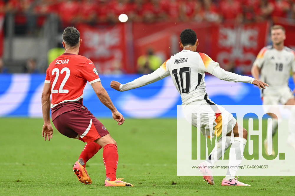 Fussball EM 2024, Schweiz - Deutschland,, v.l. Jamal Musiala (Deutschland, 10), Fabian Schaer (Schweiz, 22) Zweikampf, Duell, Kampf, tackle Frankfurt am Main