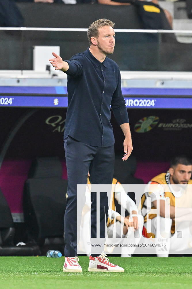 Fussball EM 2024, Schweiz - Deutschland,, v.l. Julian Nagelsmann (Deutschland, Trainer) gibt Anweisungen, gestikuliert mit den Armen, gesticulate, gives instructions Frankfurt am Main