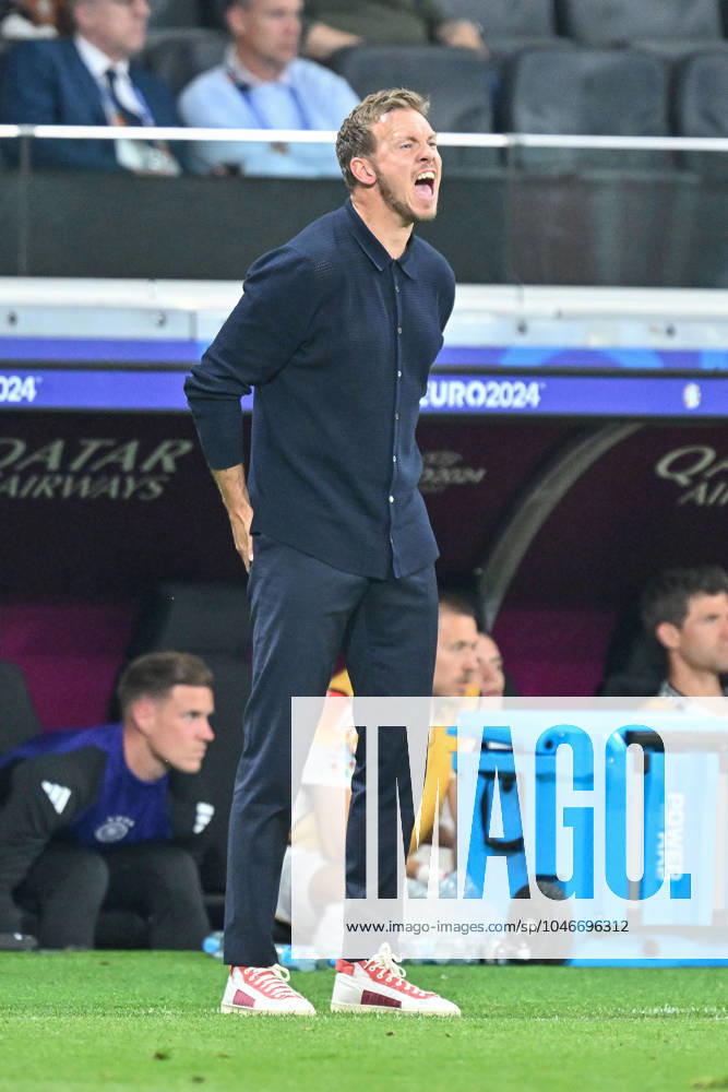 Fussball EM 2024, Schweiz - Deutschland,, v.l. Julian Nagelsmann (Deutschland, Trainer) gibt Anweisungen, gestikuliert mit den Armen, gesticulate, gives instructions Frankfurt am Main