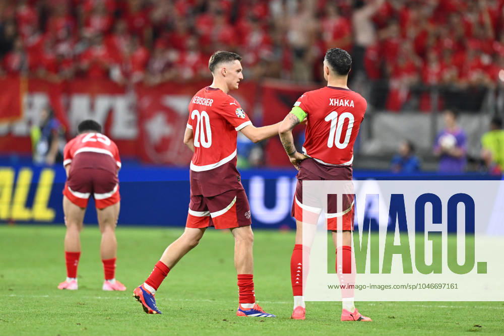 Fussball EM 2024, Schweiz - Deutschland,, v.l. Michel Aebischer (Schweiz, 20), Granit Xhaka (Schweiz, 10) enttaeuscht, enttäuscht, schaut enttaeuscht, niedergeschlagen, disappointed Frankfurt am Main