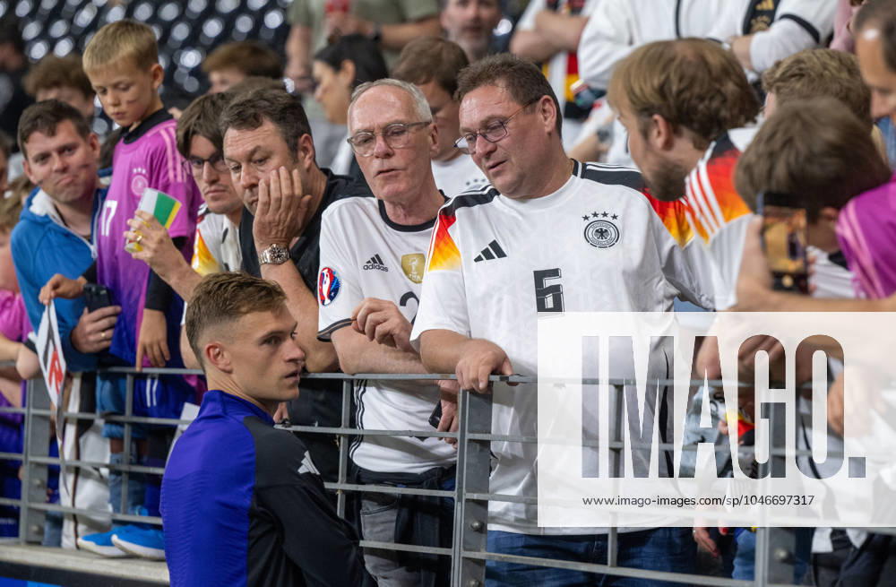 Fußball, Herren, Saison 2023 24, Euro EM 2024, Gruppe A (3. Spieltag) in Frankfurt, Schweiz - Deutschland, Joshua Kimmich (Deutschland) mit Vater Berthold, 23.06. 2024,