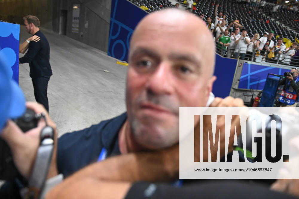 Fussball EM 2024, Schweiz - Deutschland,, v.l. Julian Nagelsmann (Deutschland, Trainer) versteckt seine Freundin Lena Wurzenberger im Marathon-Tor. Obwohl sich Fotografen (mit Leibchen) frei im Innenraum bewegen dürfem, werden sie von DFB Ordner zur Seite gedrängt, wobei sie handgreiflich am Fotografieren gehindert weden. Frankfurt am Main