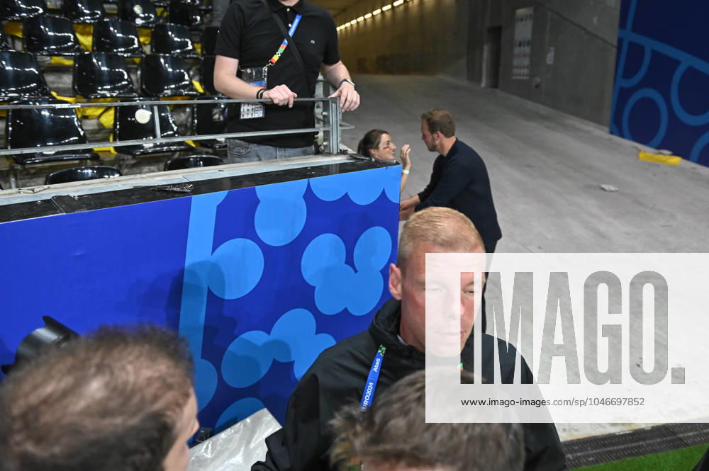 Fussball EM 2024, Schweiz - Deutschland,, v.l. Julian Nagelsmann (Deutschland, Trainer) versteckt seine Freundin Lena Wurzenberger im Marathon-Tor. Obwohl sich Fotografen (mit Leibchen) frei im Innenraum bewegen dürfem, werden sie von DFB Ordner zur Seite gedrängt, wobei sie handgreiflich am Fotografieren gehindert weden. Frankfurt am Main