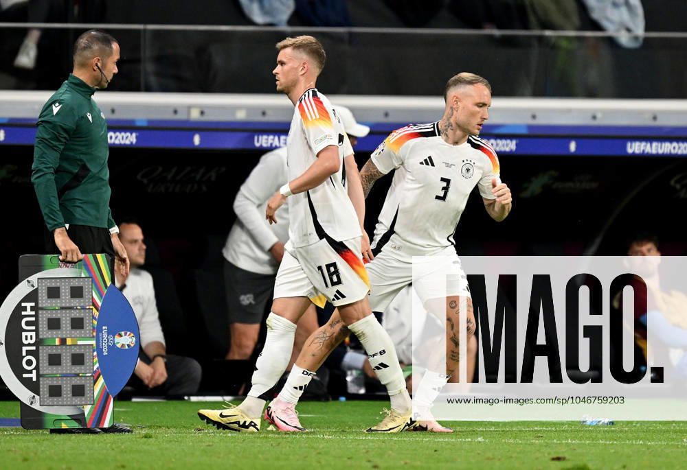 Fussball EM 2024, Schweiz - Deutschland,, v.l. Maximilian Mittelstädt Mittelstaedt (Deutsche Fussball Nationalmannschaft DFB), David Raum (Deutsche Fussball Nationalmannschaft DFB) Wechsel Einwechselung Auswechselung Frankfurt am Main