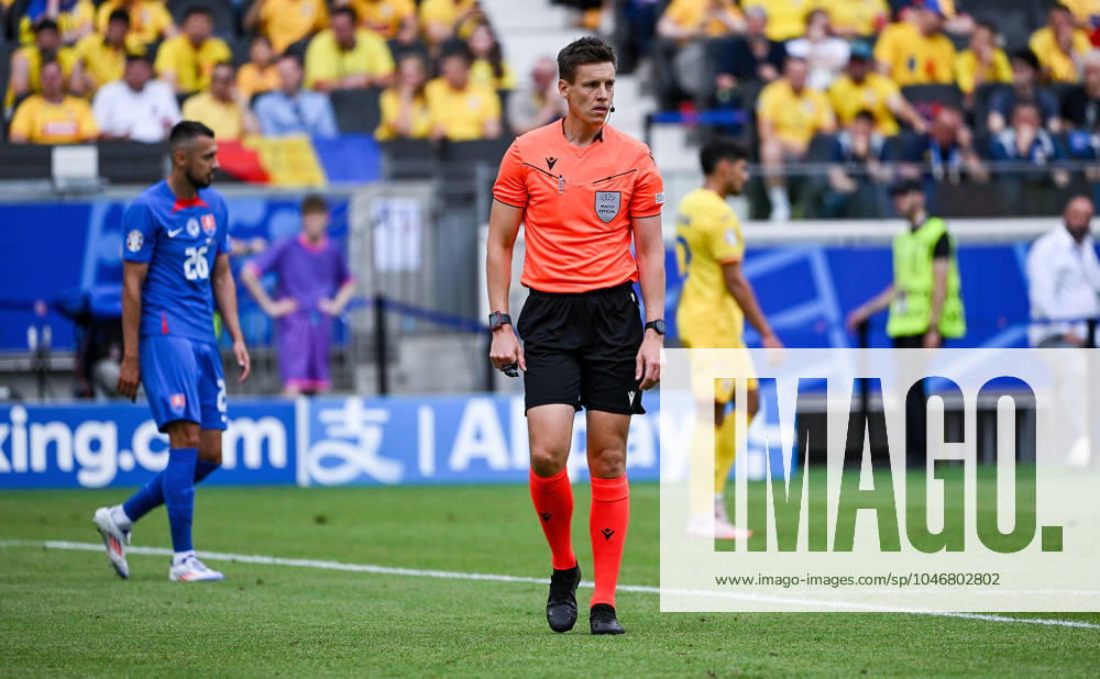 UEFA EURO, EM, Europameisterschaft,Fussball 2024 Vorrunde, Slowakei - Rumänien v.l. Schiedsrichter Daniel Siebert Frankfurt