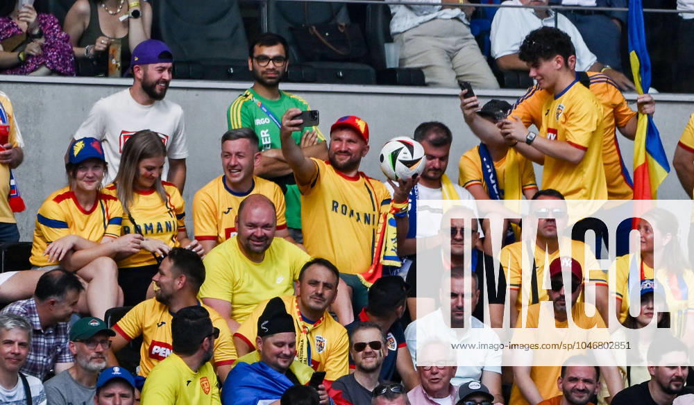 UEFA EURO, EM, Europameisterschaft,Fussball 2024 Vorrunde, Slowakei - Rumänien v.l. Selfie mit gefangenem Spielball Frankfurt