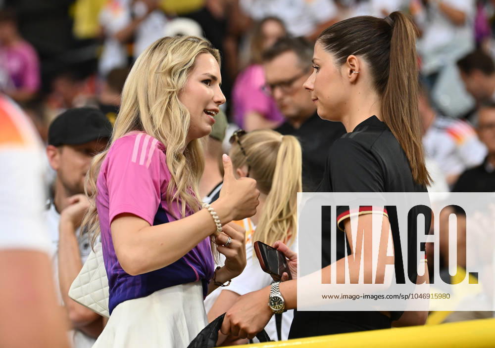 Fussball EM 2024 Achtelfinale, Deutschland - Dänemark,, v.l. Anika Bissel, die Frau von Torwart Manuel Neuer, Lina Kimmich , die Frau von Joshua Kimmich Dortmund