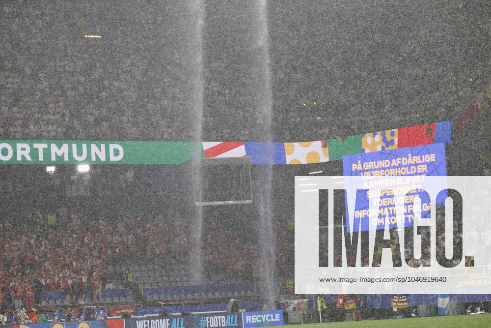 Fussball, Euro 2024, Achtelfinale, Deutschland – Daenemark, GER, Dortmund, BVB Stadion Bild: v. li. Wegen Gewitter und Hagel wurde das Spiel unterbrochen,
