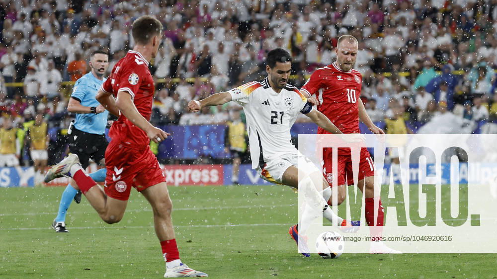 Fussball, Euro 2024, Achtelfinale, Deutschland – Daenemark, GER, Dortmund, BVB Stadion Bild: v. li. Joakim Mahle (Denmark, 5), Ilkay Guendogan (Germany, 21) und Christian Eriksen (Denmark, 10)
