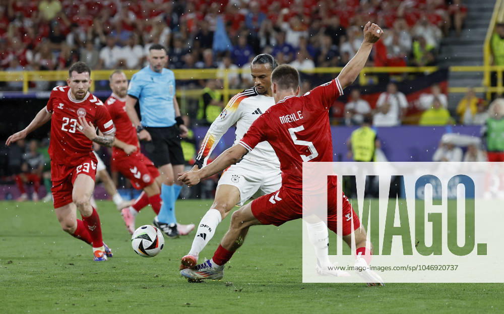 Fussball, Euro 2024, Achtelfinale, Deutschland – Daenemark, GER, Dortmund, BVB Stadion Bild: v. li. Pierre-Emile Hojbjerg (Denmark, 23), Leroy Sane (Germany, 19) und Joakim Mahle (Denmark, 5)
