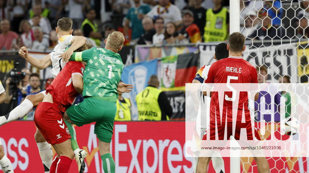 Fussball, Euro 2024, Achtelfinale, Deutschland – Daenemark, GER, Dortmund, BVB Stadion Bild: v. li. Nico Schlotterbeck (Germany, 15) macht das vermeintliche Tor zum 1:0, das Schiedsrichter, Referee Michael Oliver wegen eines Fouls von Joshua Kimmich (Germany, 6) nicht gibt.