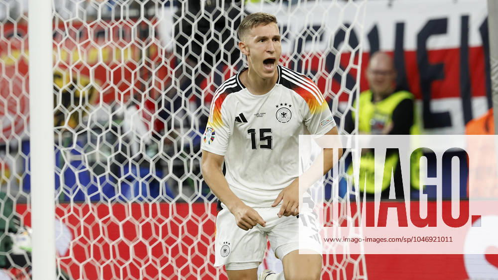 Fussball, Euro 2024, Achtelfinale, Deutschland – Daenemark, GER, Dortmund, BVB Stadion Bild: v. li. Nico Schlotterbeck (Germany, 15) jubelt nach seinem vermeintlichen 1:0, das Schiedsrichter, Referee Michael Oliver wegen eines Fouls von Joshua Kimmich (Germany, 6) nicht gibt.