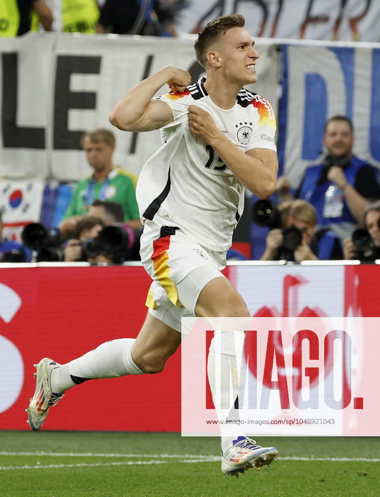 Fussball, Euro 2024, Achtelfinale, Deutschland – Daenemark, GER, Dortmund, BVB Stadion Bild: v. li. Nico Schlotterbeck (Germany, 15) jubelt nach seinem vermeintlichen 1:0, das Schiedsrichter, Referee Michael Oliver wegen eines Fouls von Joshua Kimmich (Germany, 6) nicht gibt.