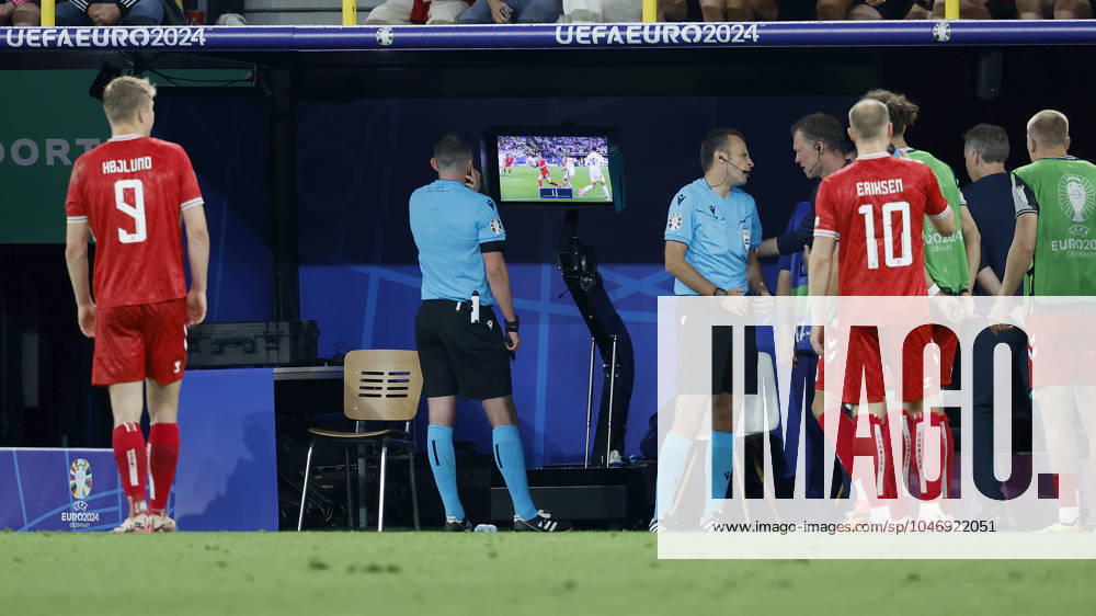 Fussball, Euro 2024, Achtelfinale, Deutschland – Daenemark, GER, Dortmund, BVB Stadion Bild: v. li. Schiedsrichter, Referee Michael Oliver gibt nach Videobeweis, Video Assist, Video Beweis, TV Beweis, evidence, video assist, video evidence, TV evidence, Strafstoß, Strafstoss, Elfer, Elfmeter, Penalty kick, penalty kick, penalty, penalty kick fue Deutschland