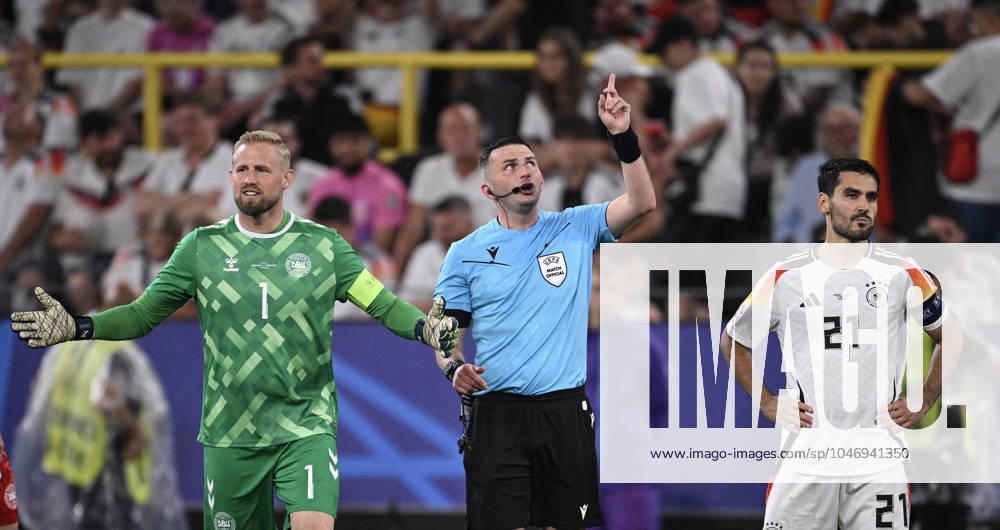 Fussball Euro 2024 Achtelfinale 29.06.2024 Deutschland - Daenemark Schiedsrichter Michael Oliver (Enland) holte die beiden Kapitaene Ilkay Guendogan (re, Deutschland) und Torwart Kasper Schmeichel (li, Daenemark) zu sich, um offenbar auf einen SEK Polizei Einsatz unter dem Dach des Stadion hinzuweisen.