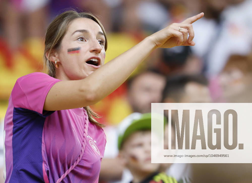 Fussball, Euro 2024, Achtelfinale, Deutschland – Daenemark, GER, Dortmund, BVB Stadion Bild: v. li. Lena Wurzenberger, Lebensgefaehrtin von Trainer, Coach, Julian Nagelsmann (Germany)