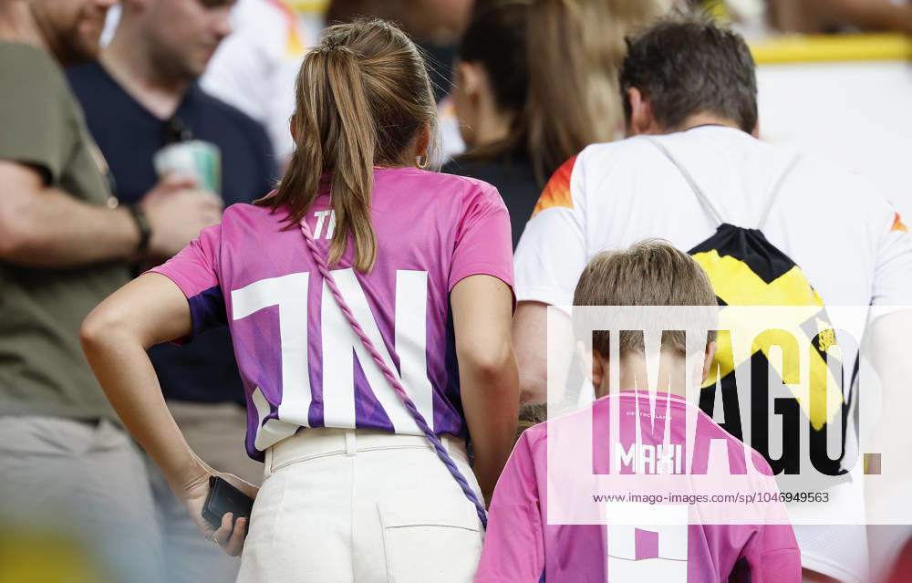 Fussball, Euro 2024, Achtelfinale, Deutschland – Daenemark, GER, Dortmund, BVB Stadion Bild: v. li. Lena Wurzenberger, Lebensgefaehrtin von Trainer, Coach, Julian Nagelsmann (Germany) mit den Initialen von Julian Nagelsmann auf dem Trikot.