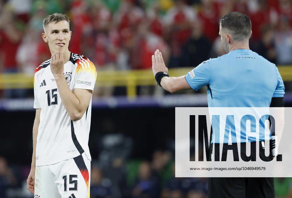 Fussball, Euro 2024, Achtelfinale, Deutschland – Daenemark, GER, Dortmund, BVB Stadion Bild: v. li. Nico Schlotterbeck (Germany, 15) und Schiedsrichter, Referee Michael Oliver