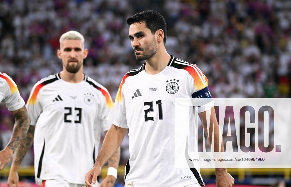 Fussball, Europameisterschaft, EURO 2024, Achtelfinale, Signal Iduna Park Dortmund: Deutschland - Dänemark 2:0; Ilkay Gündogan (GER) und Robert Andrich (GER) vor dem Spiel.