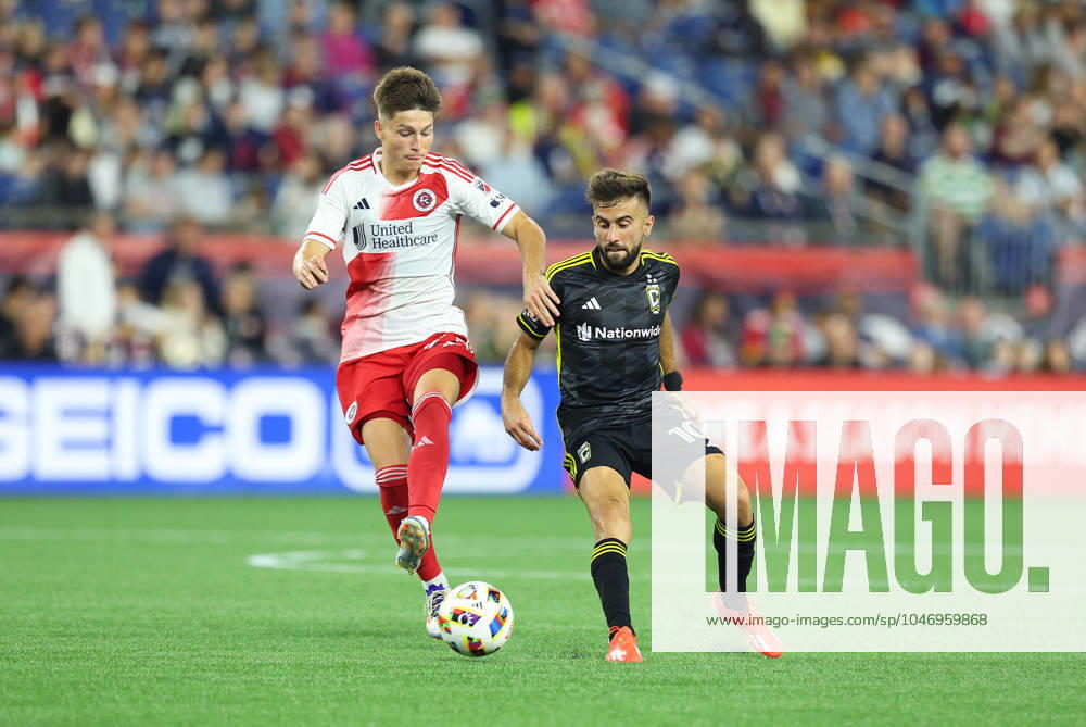 Foxborough, MA, USA; New England Revolution forward Esmir Bajraktarevic (47) and Columbus Crew forward Diego Rossi (10) in action during the MLS, Fussball Herren, USA match between Columbus Crew and New England Revolution. CSM Foxborough United States - ZUMAc04_ 20240629_zma_c04_209