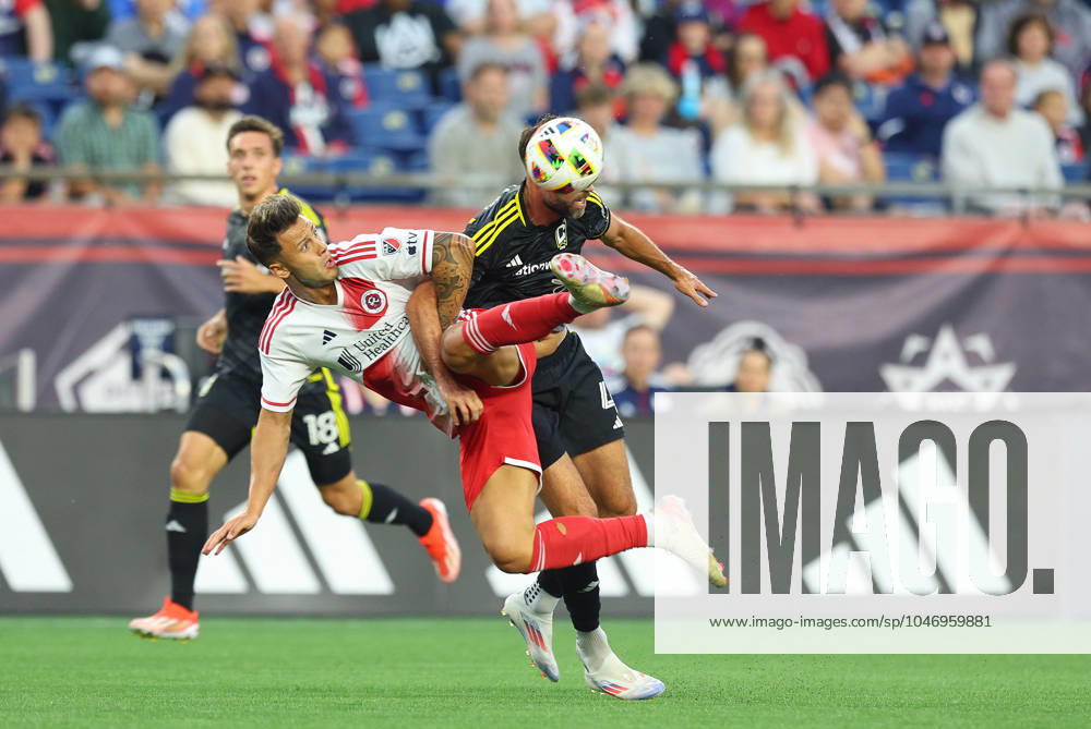 Foxborough, MA, USA; New England Revolution forward Giacomo Vrioni (9) and Columbus Crew defender Rudy Camacho (4) in action during the MLS, Fussball Herren, USA match between Columbus Crew and New England Revolution. CSM Foxborough United States - ZUMAc04_ 20240629_zma_c04_212