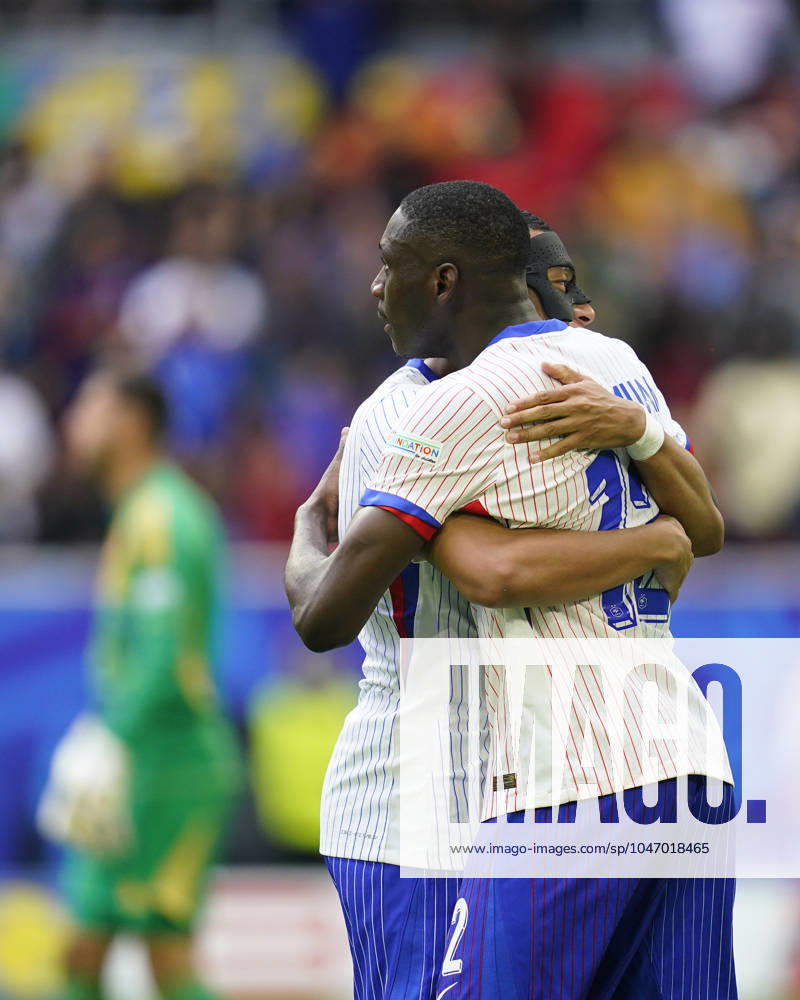 GER: France v Belgium. UEFA EURO, EM, Europameisterschaft,Fussball 2024 Kylian Mbappe of France celebrates the 1-0 with his teammate Randal Kolo Muani during the UEFA Euro 2024 match between France and Belgium, Round of 16, played at Dusseldorf Arena on July 1, 2024 in Düsseldorf, Germany. kpng