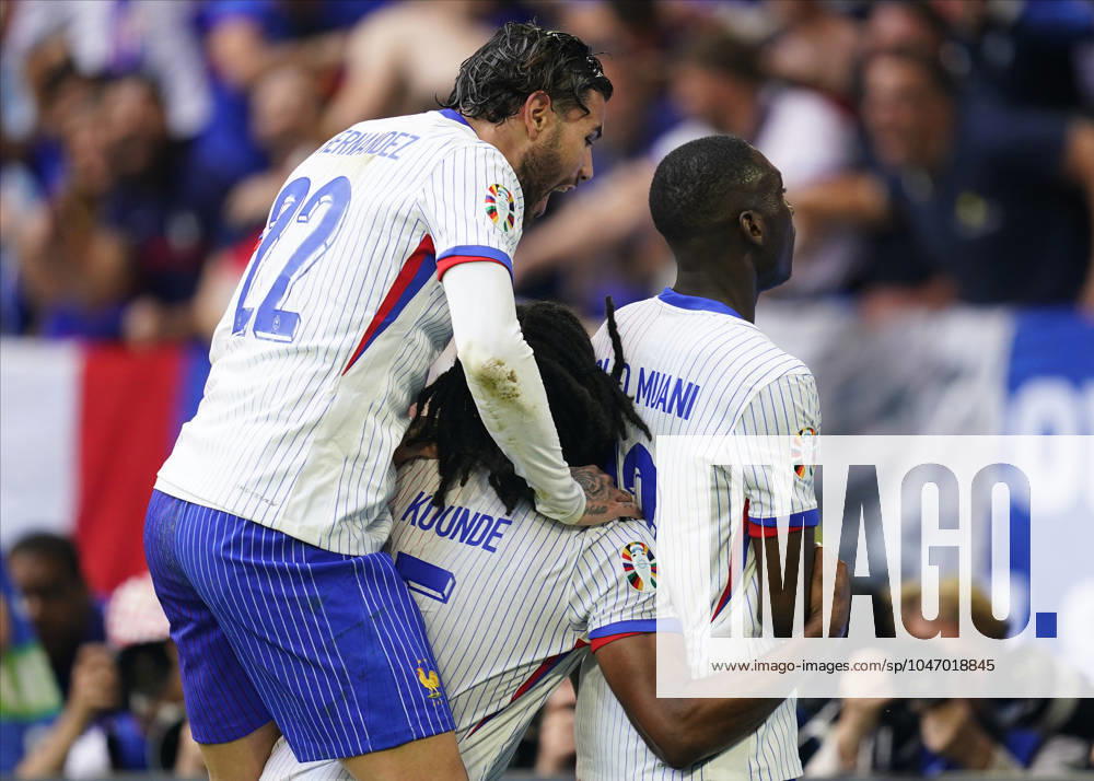 GER: France v Belgium. UEFA EURO, EM, Europameisterschaft,Fussball 2024 Randal Kolo Muani of France celebrates with his teammates after scoring the 1-0 during the UEFA Euro 2024 match between France and Belgium, Round of 16, played at Dusseldorf Arena on July 1, 2024 in Düsseldorf, Germany. kpng