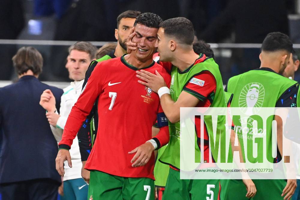Cristiano RONALDO (POR), weint nach verschossenem Elfmeter und vor Beginn der Verlaengerung, wird von Diogo DALOT (POR) getroestet. Trost. Achtelfinale Portugal (POR) - Slowenien (SVN) 3-0 i.E. am 01.07.2024, Frankfurt Arena Fussball UEFA EURO, EM, Europameisterschaft,Fussball 2024 GERMANY vom 14.06.2024