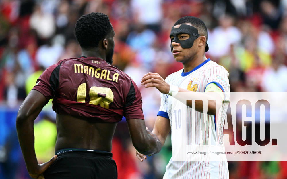 Fussball, Europameisterschaft, EURO 2024, Achtelfinale, Merkur Spiel-Arena Düsseldorf: Frankreich Belgien 1:0; Kylian Mbappe (FRA) und Orel Mangala (BEL) nach Spielende.