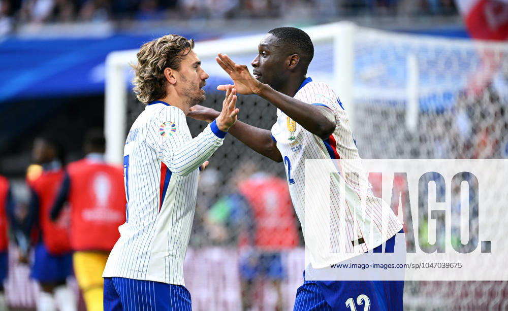 Fussball, Europameisterschaft, EURO 2024, Achtelfinale, Merkur Spiel-Arena Düsseldorf: Frankreich Belgien 1:0; Jubel Randal Kolo Muani (FRA) nach seinem Tor zum 1:0, zusammen mit Antoine Griezmann (FRA). Jubel, Freude, Aktion.